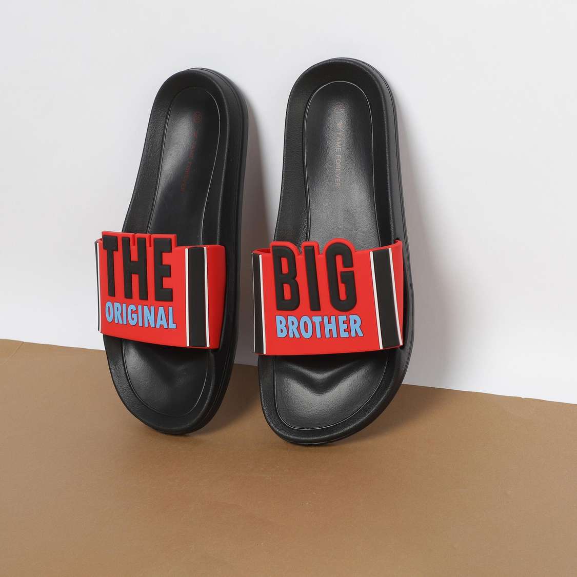 FAME FOREVER Boys Appliqued Sliders