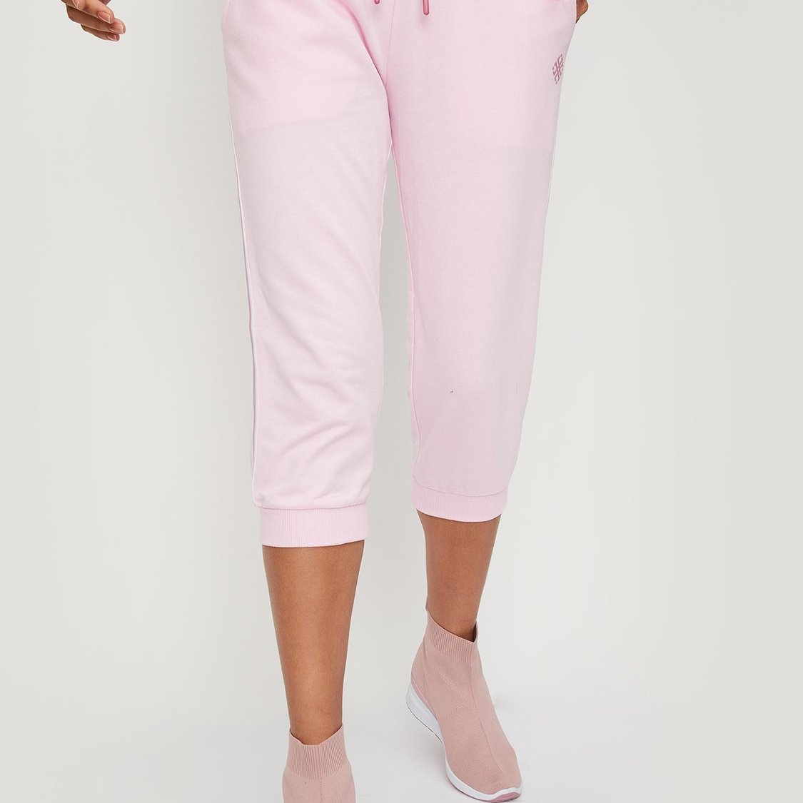 Women Solid Side-Taped Elasticated Capris