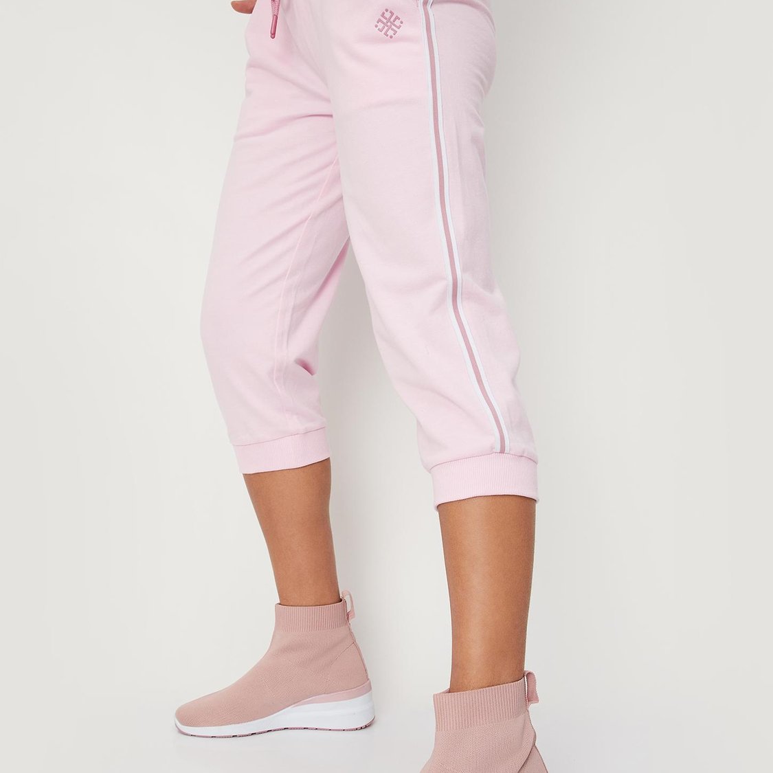 Women Solid Side-Taped Elasticated Capris