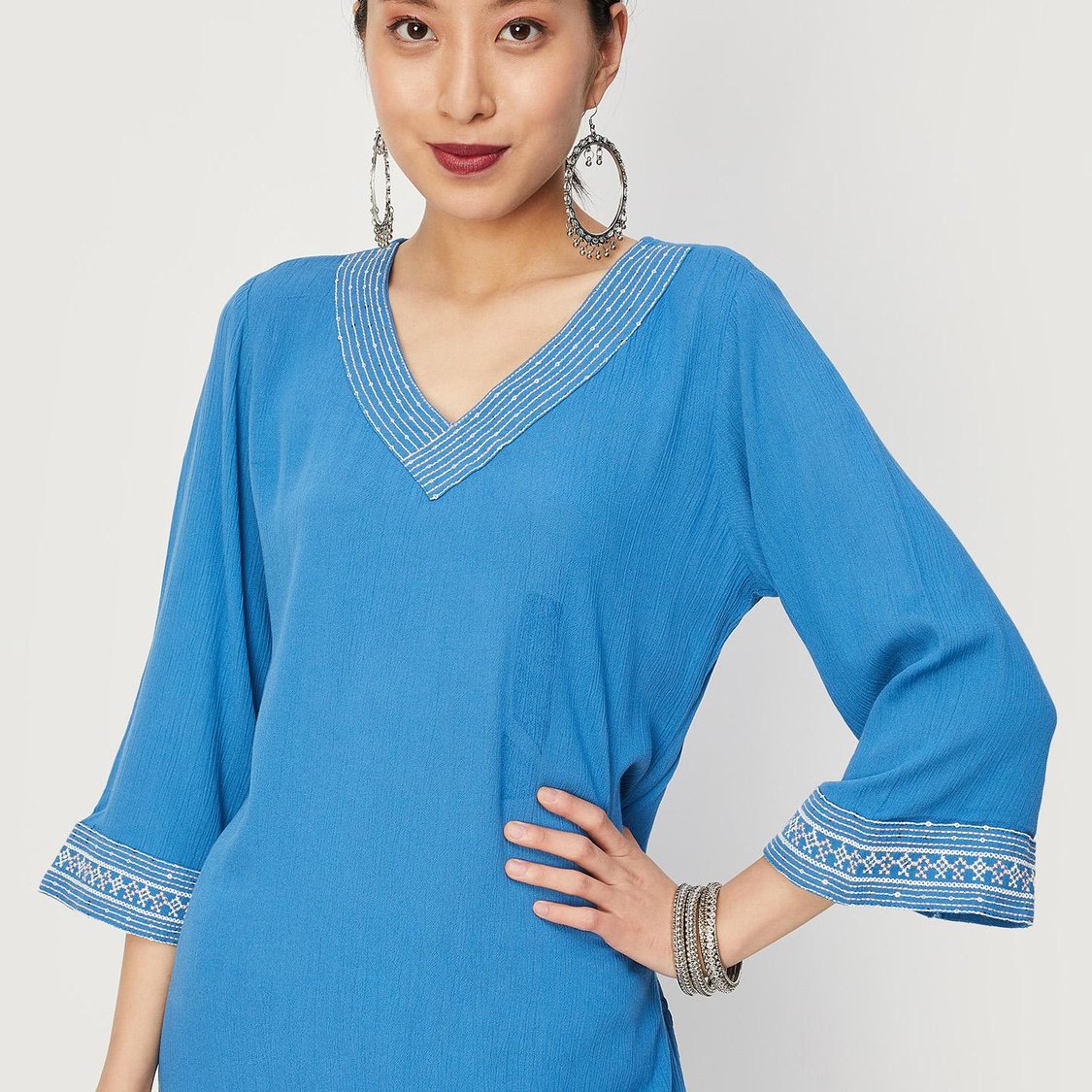 Women Embroidered V-neck Kurta