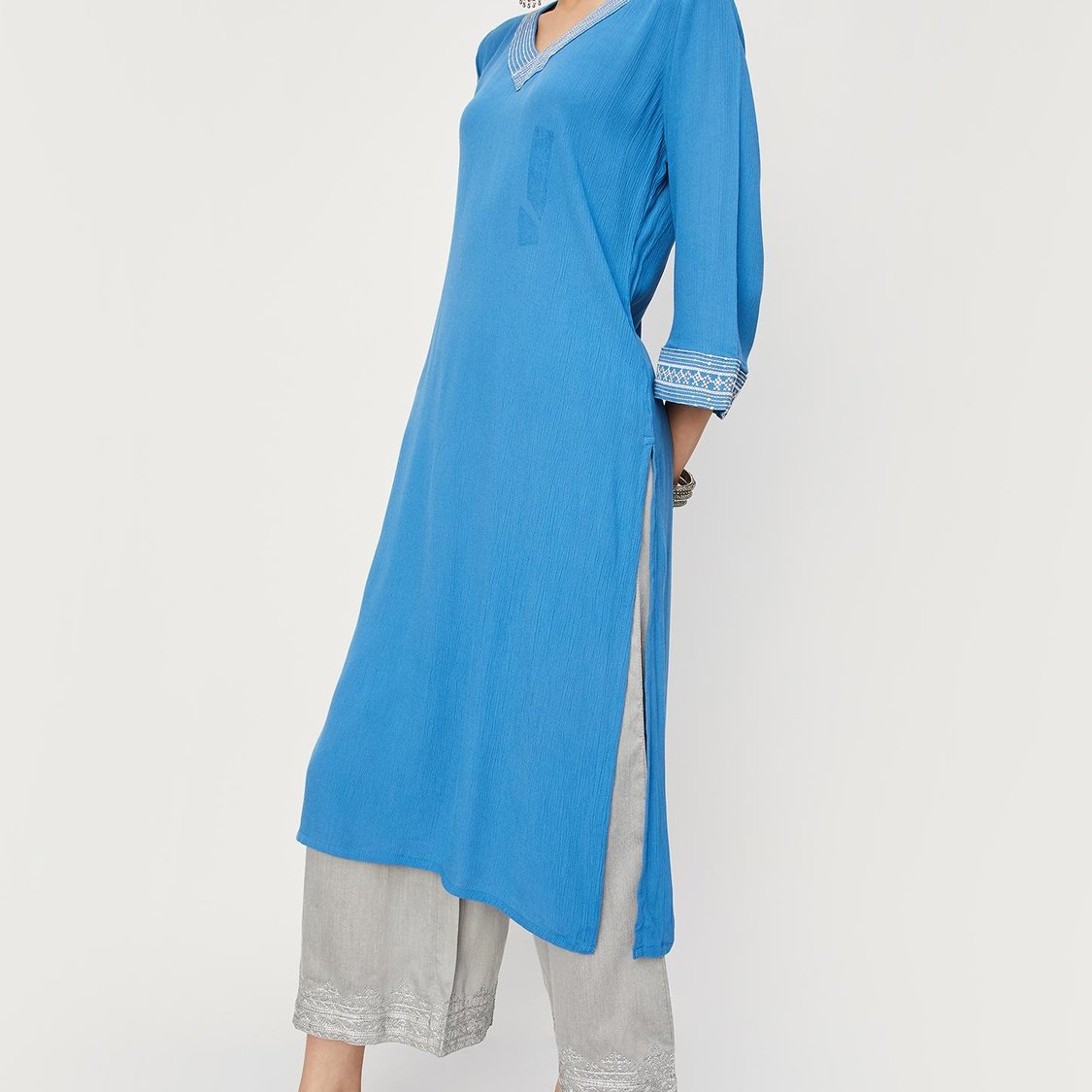 Women Embroidered V-neck Kurta