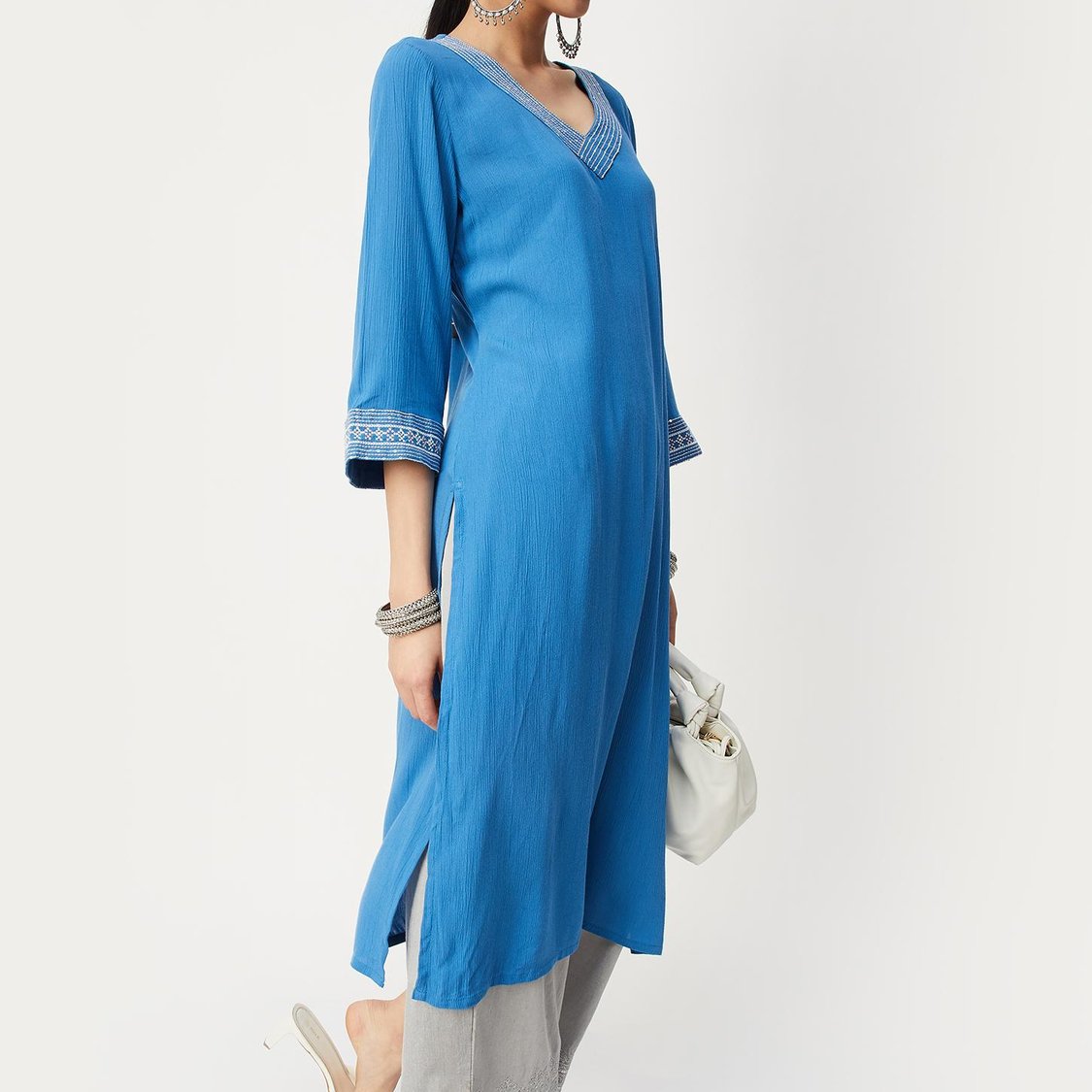 Women Embroidered V-neck Kurta