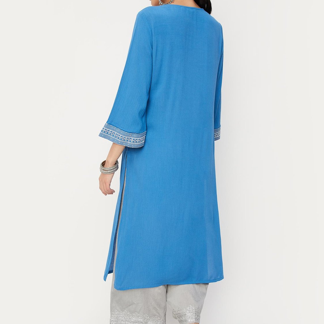 Women Embroidered V-neck Kurta
