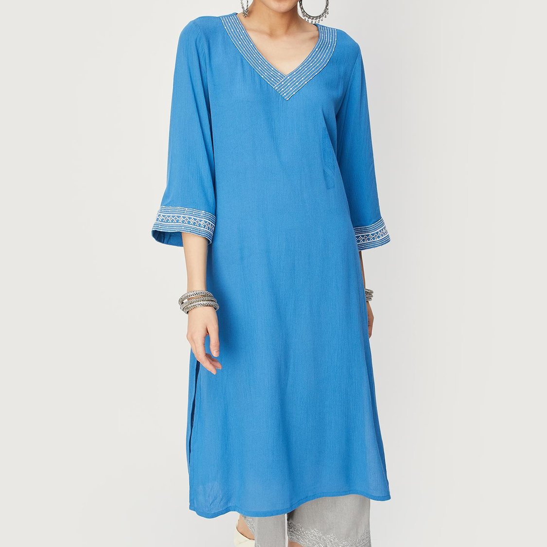 Women Embroidered V-neck Kurta