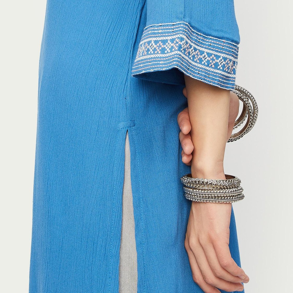 Women Embroidered V-neck Kurta