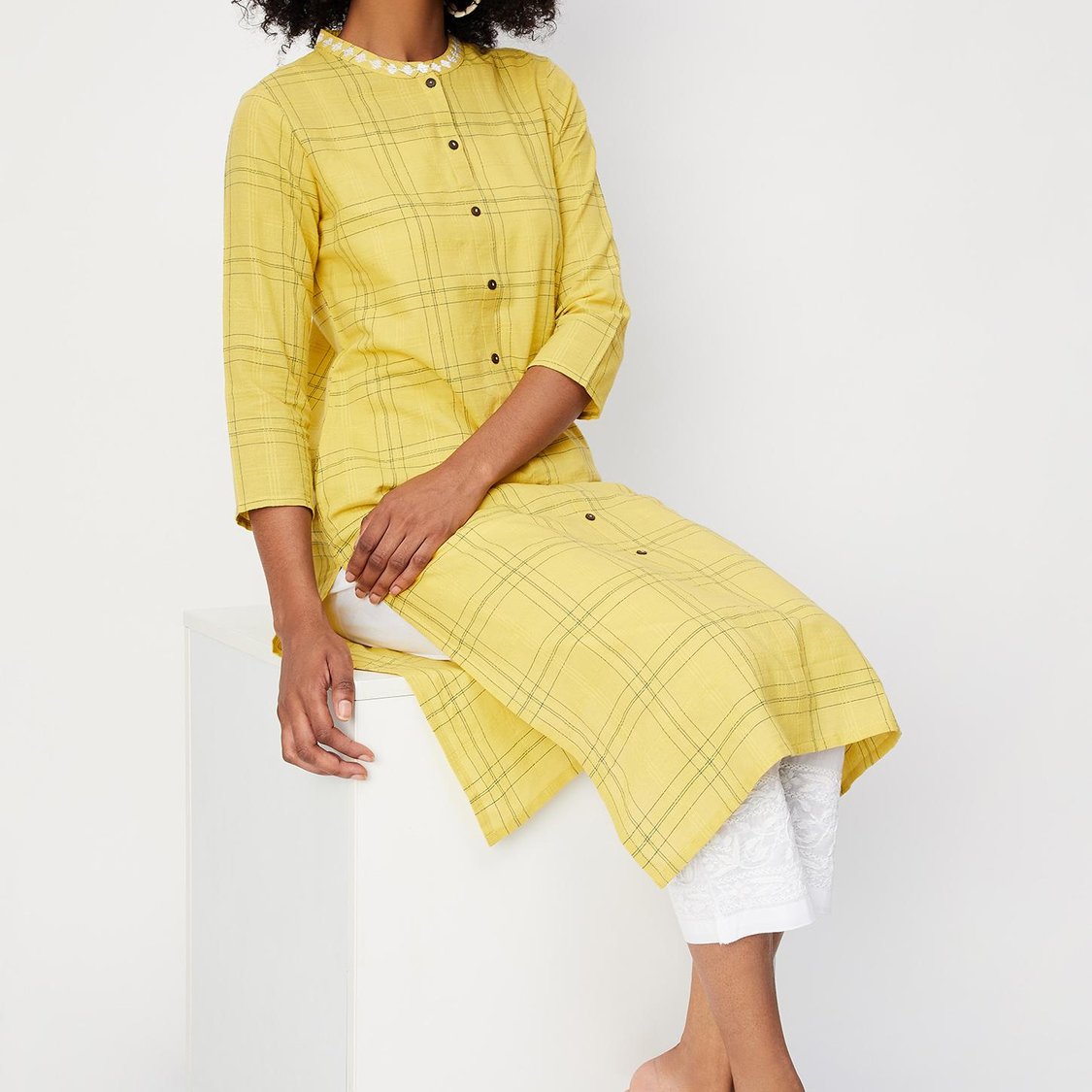 Women Embroidered Pockets Straight Kurta