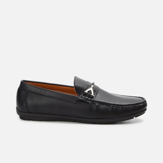 CODE Men Textured Loafers