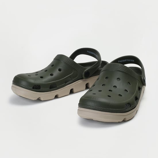 Men Colourblocked Clogs with Pivoting Strap