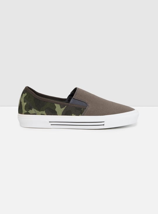 MAX Men Camouflage Print Slip-On Casual Shoes