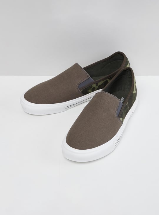 MAX Men Camouflage Print Slip-On Casual Shoes