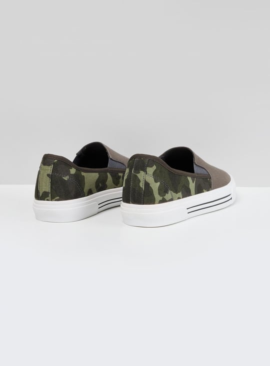 MAX Men Camouflage Print Slip-On Casual Shoes