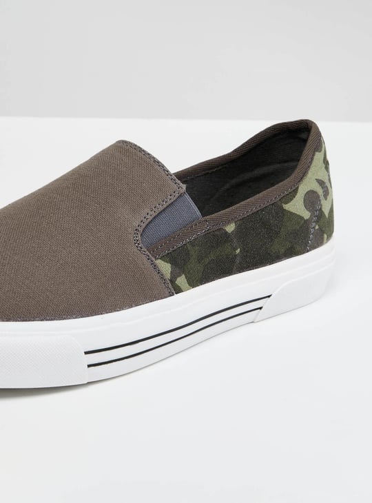 MAX Men Camouflage Print Slip-On Casual Shoes