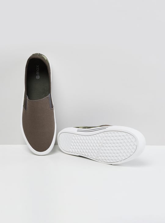MAX Men Camouflage Print Slip-On Casual Shoes