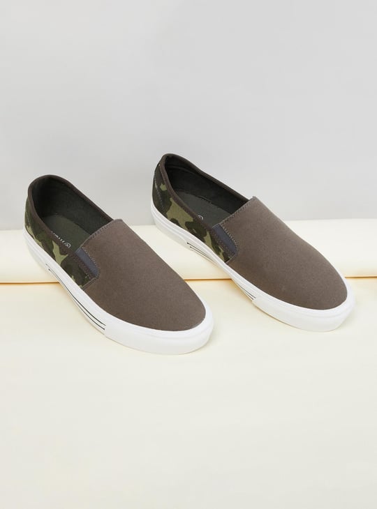 MAX Men Camouflage Print Slip-On Casual Shoes