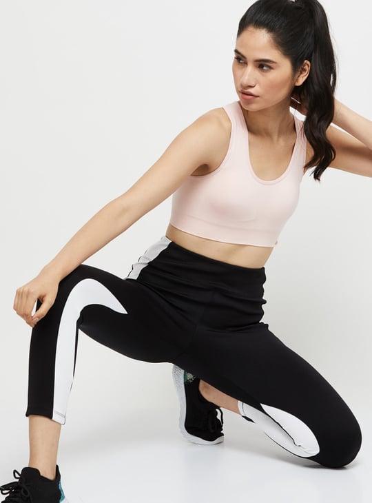 Women Solid Lightly-Padded Sports Bra