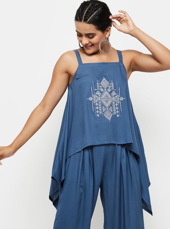 Women Embroidered Asymmetric Hem Crop Top 
