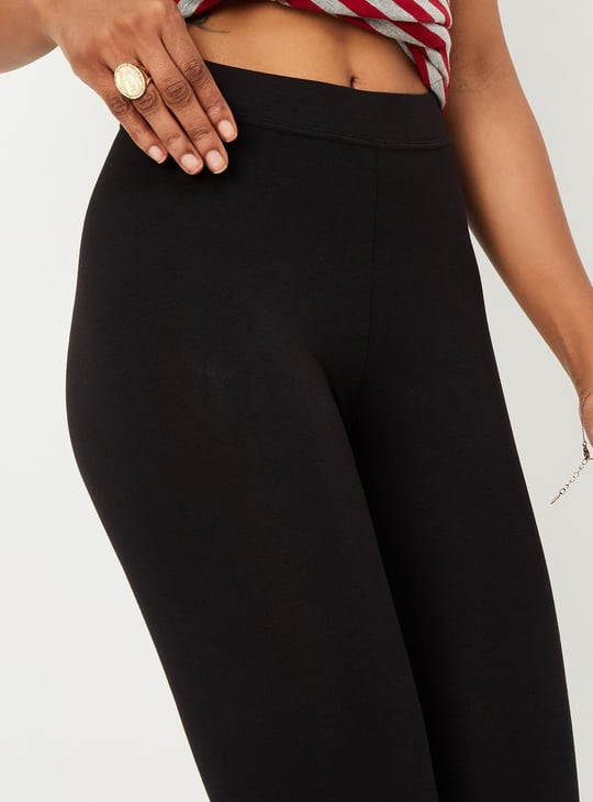 Women Solid Elasticated Capri Leggings