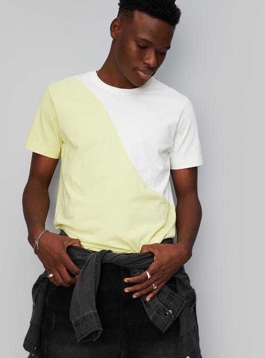 Men Colourblocked Slim Fit T-shirt
