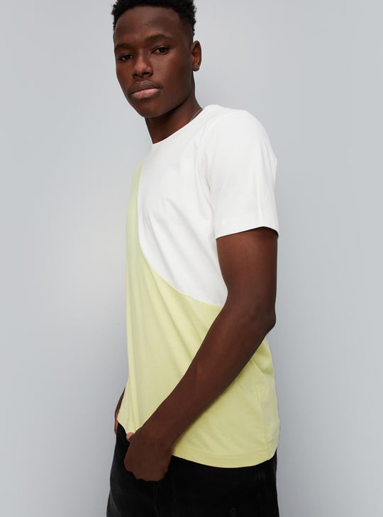 Men Colourblocked Slim Fit T-shirt