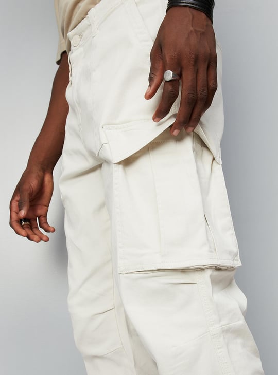 URB_N Men Solid Carrot Fit Cargo Trousers