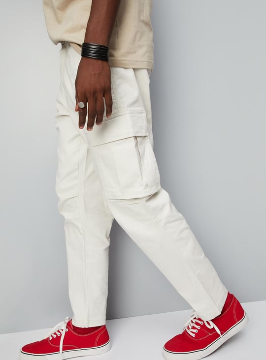 URB_N Men Solid Carrot Fit Cargo Trousers