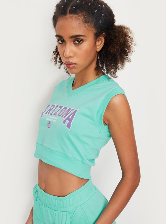 Women V-neck Crop Graphic T-shirt