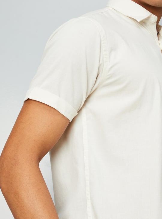 Men Solid Slim Fit Casual Shirt