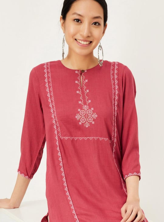 Women Embroidered Kurta with Pocket