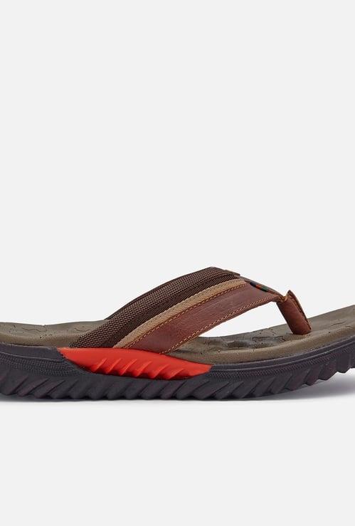 BUCKAROO Men Panelled V-strap Floaters