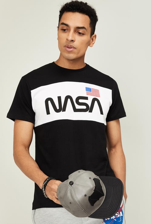 FREE AUTHORITY Men Typographic Print Slim Fit T-shirt