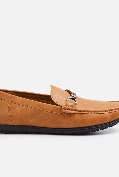 CODE Men Textured Loafers
