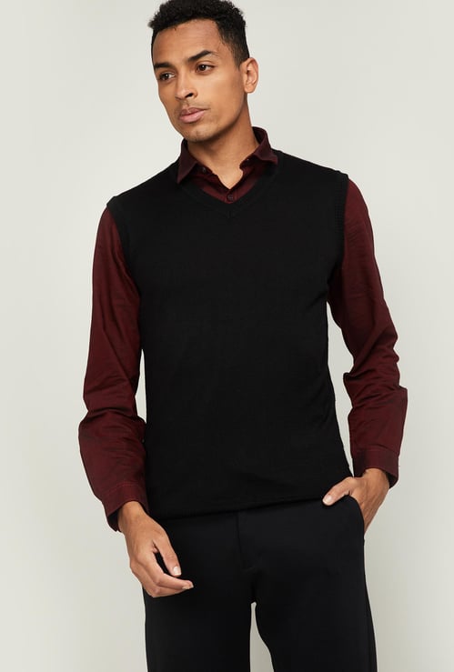 VAN HEUSEN Men Solid V-neck Sleeveless Sweater