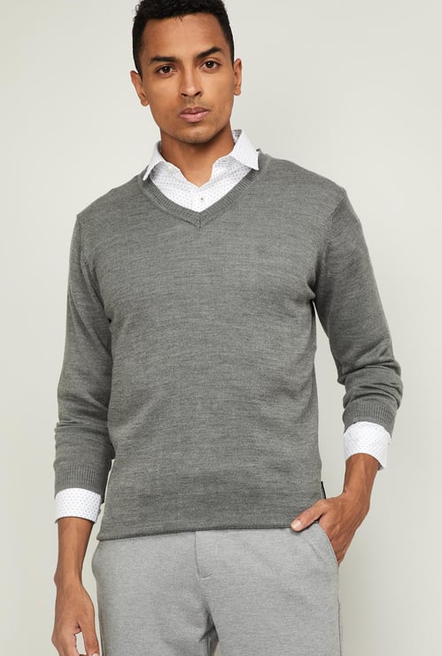 VAN HEUSEN Men Textured V-neck Sweater