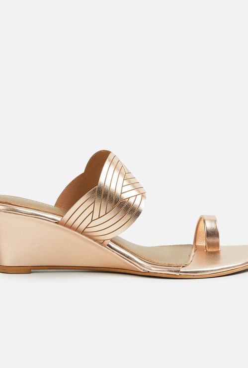 MELANGE Women Patterned Toe-Ring Wedges