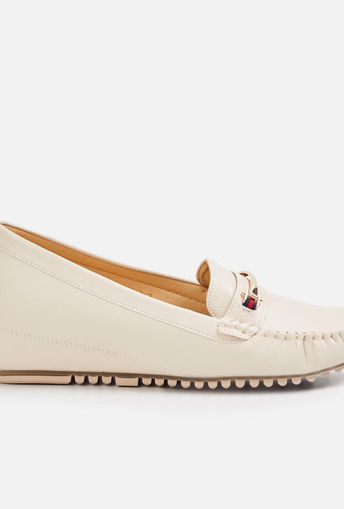 CODE Women Solid Loafers