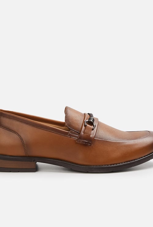 CODE Men Solid Bit Loafers
