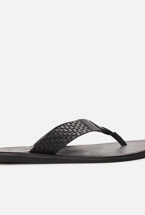 CODE Men Textured V-Strap Slippers