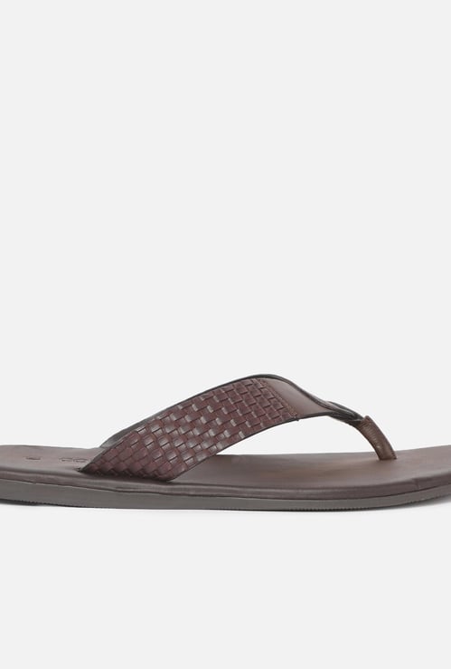 CODE Men Textured Slippers