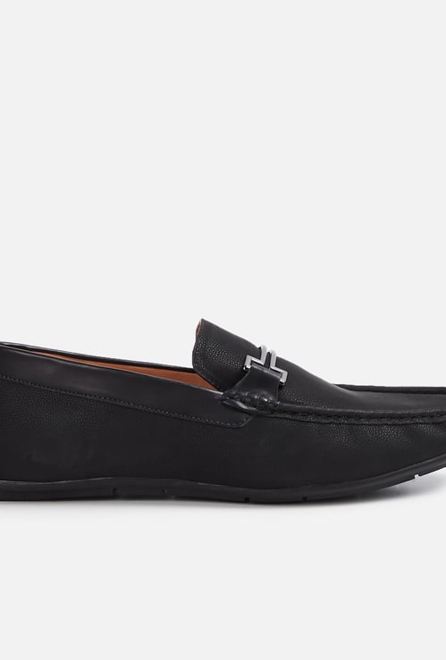 CODE Men Solid Bit Loafers