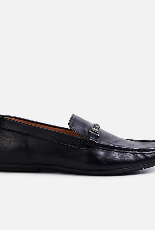 CODE Men Solid Loafers