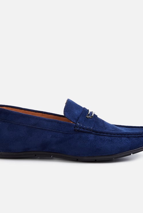 CODE Men Solid Loafers