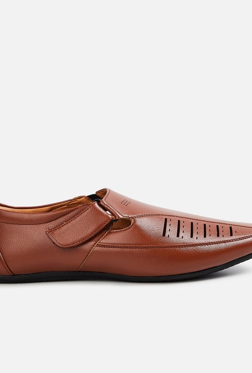 CODE Men Solid Loafers