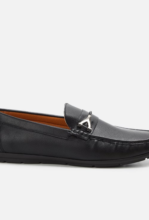 CODE Men Textured Loafers