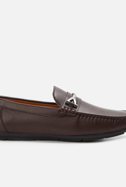 CODE Men Textured Loafers