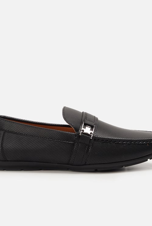 CODE Men Textured Loafers