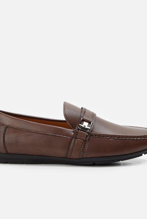 CODE Men Textured Loafers