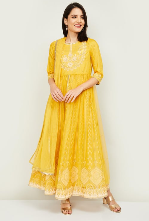 W Women Embroidered High-Slit A-Line Kurta with Skirt and Dupatta