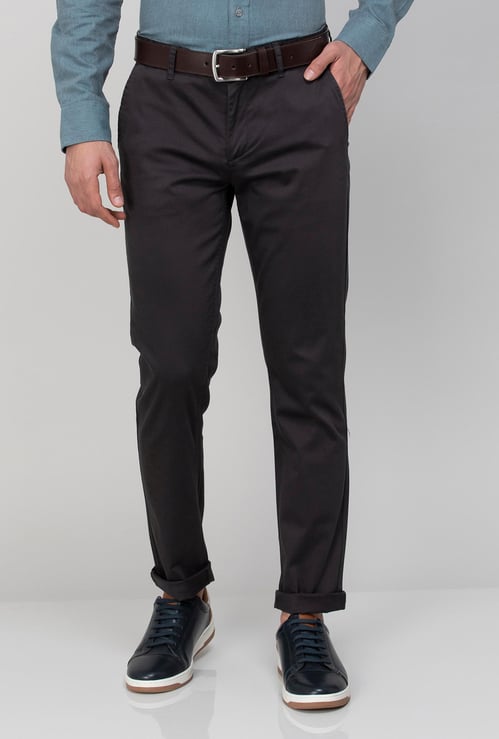FAME FOREVER Solid Slim Tapered Chinos