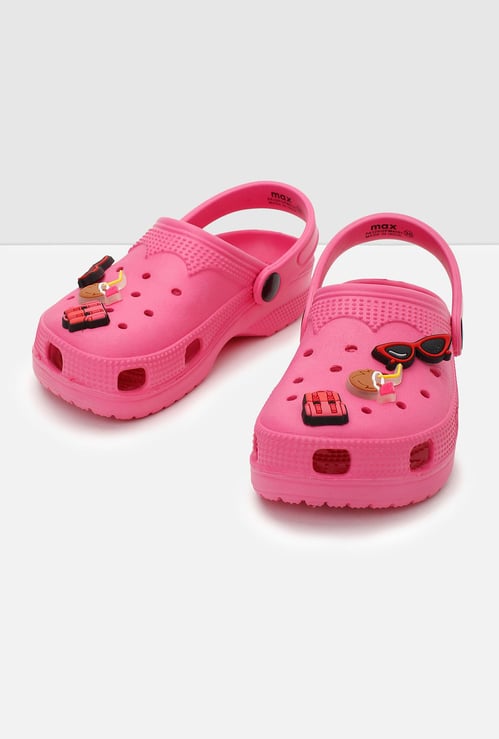 Girls Charm Detailed Pivoting Strap Clogs