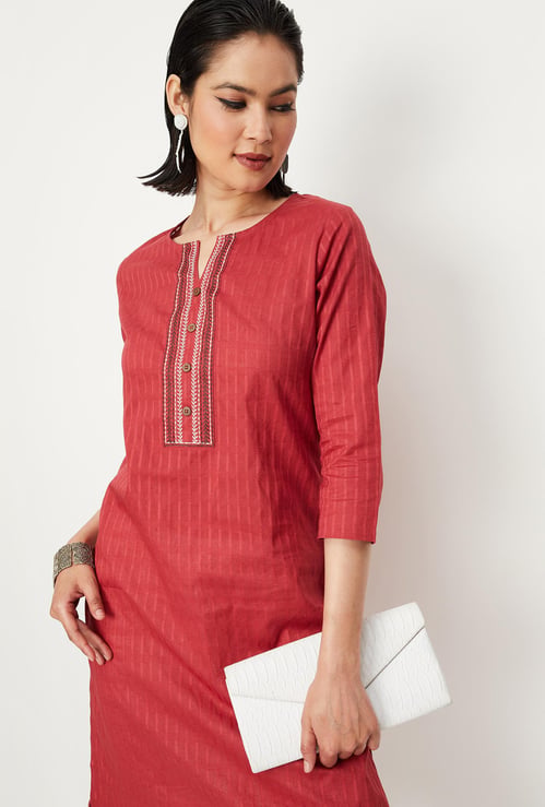 Women Embroidered Dobby Kurta